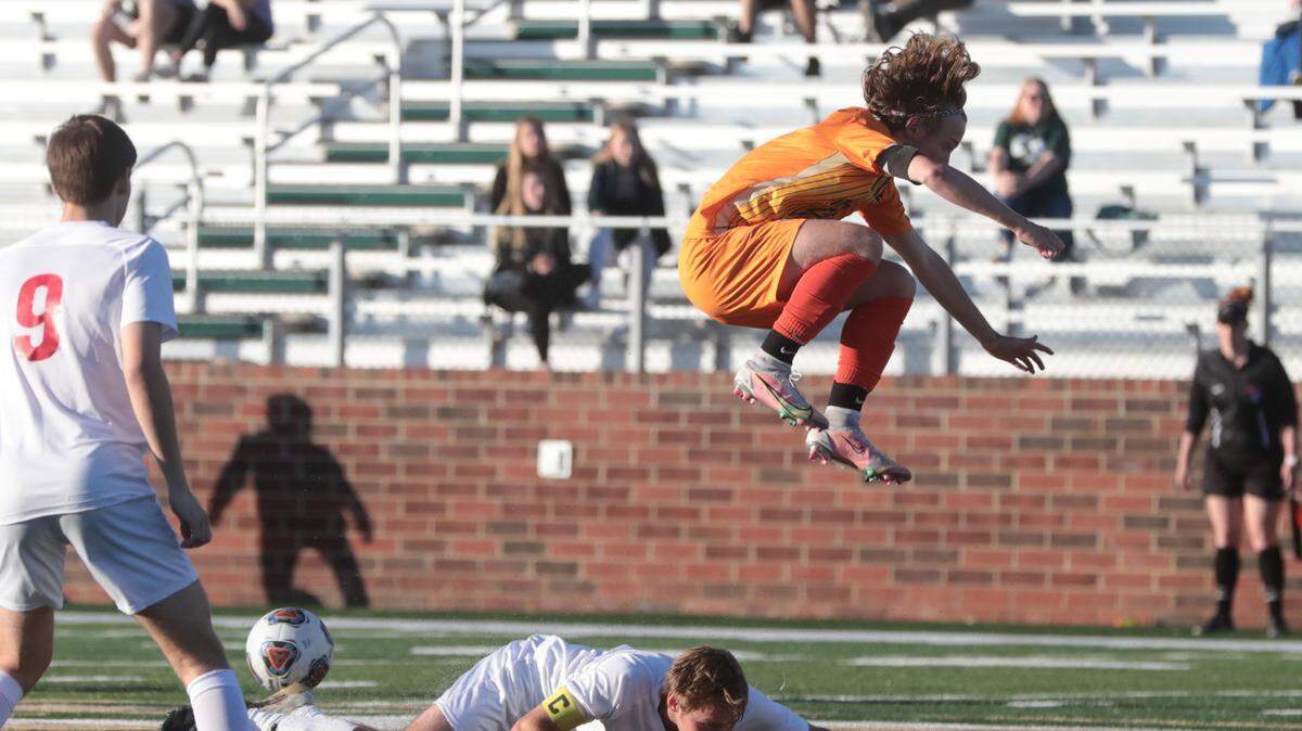 File 2021: Catawba Ridge played in a physical game against AC Flora in the 2021 state playoffs. This year, the Copperheads are relying on their returners for leadership in 2022.