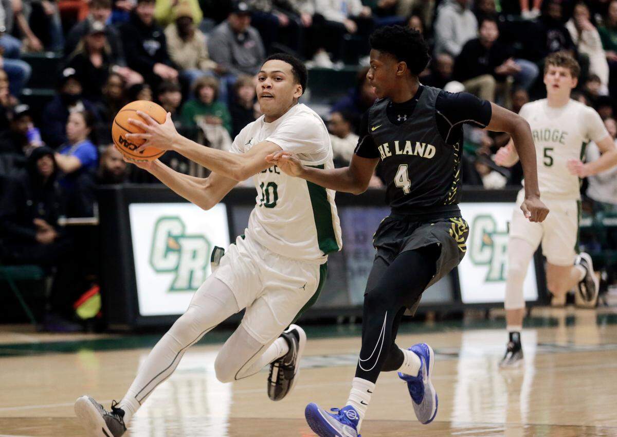Catawba Ridge’s Lance Barnes heads to the basket ahead of Indian Land’s Kevin Drakeford