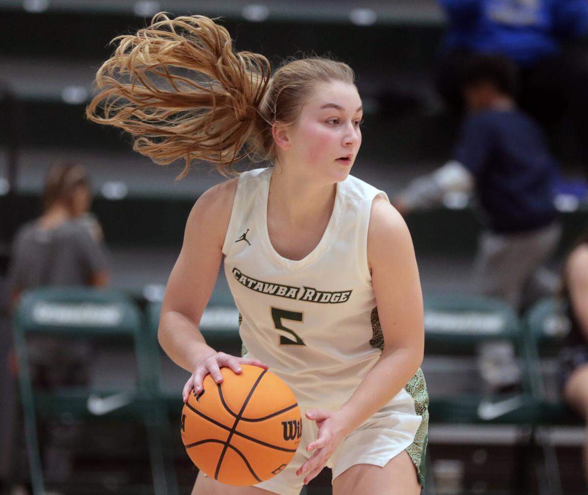 Catawba Ridge’s Brielle Windisch looks for an opening.