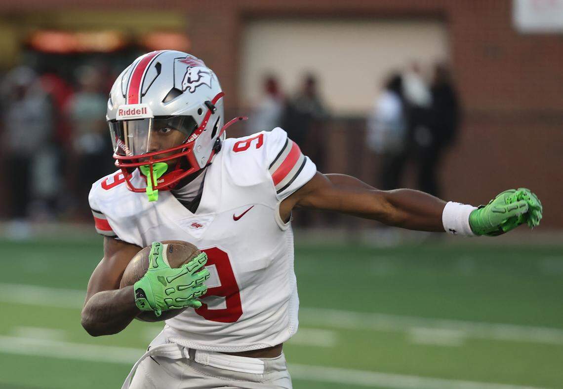 South Pointe's Dailan Duncan carries the ball on Friday, Sept. 12, 2025 as the Stallions take on Northwestern High School in varsity football.