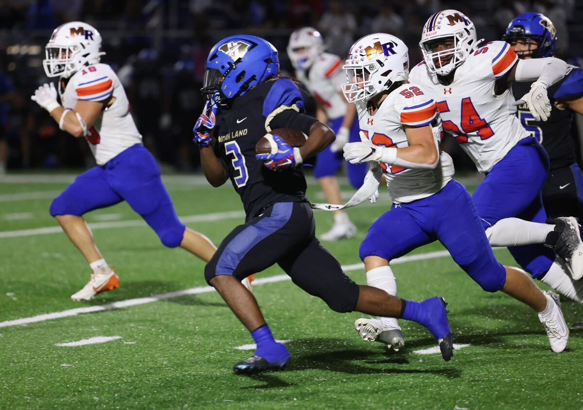 Indian Land’s Lavoris Lucas carries the ball Friday as Marvin Ridge competes with Marvin Ridge.