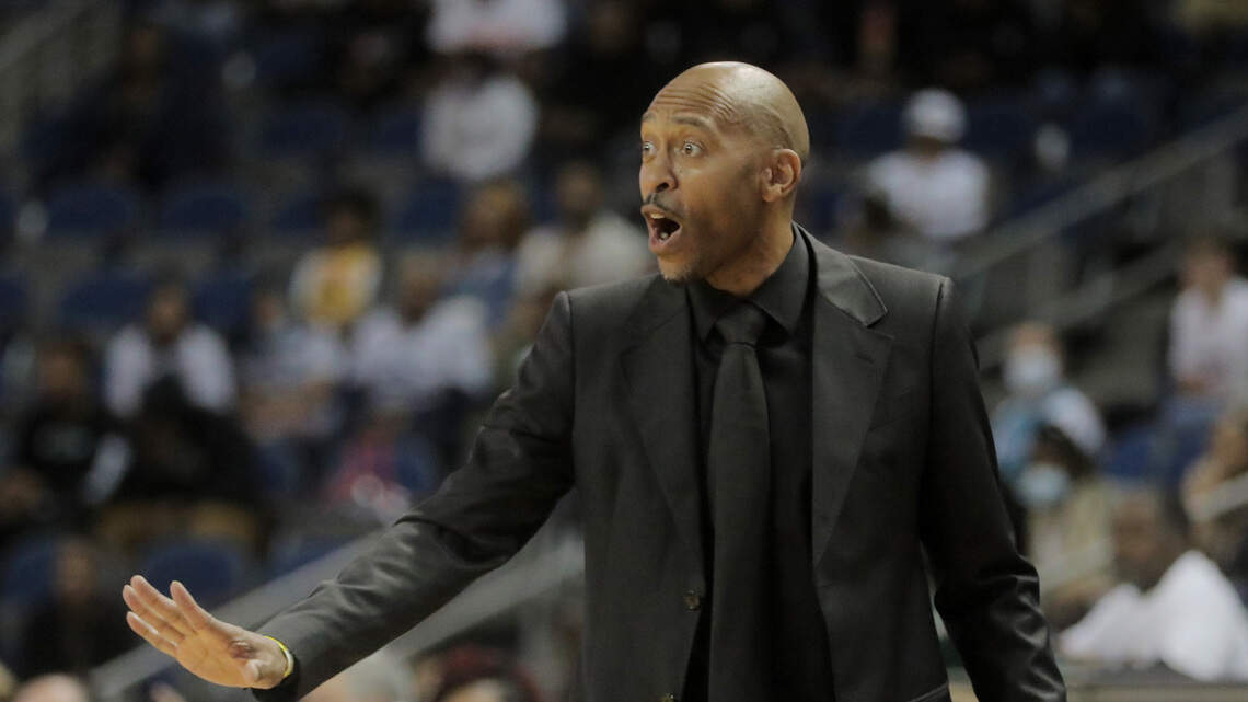 Former Gamecock basketball great Larry Davis lands college head coaching job