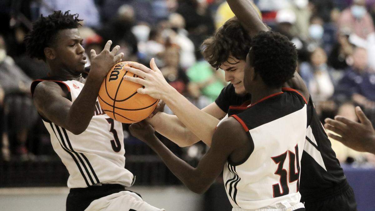 Great Falls’ Will Manning fights for control of the ball with Calhoun County’s Kamaree Watson (3) and Amer Guinyard (34).