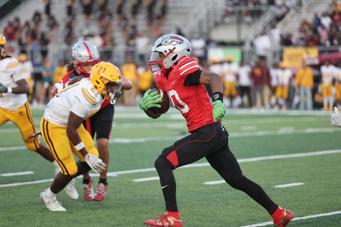 South Pointe's Cam McMillon carries the ball against West Charlotte Friday, Sept. 5, 2025 in Rock Hill.