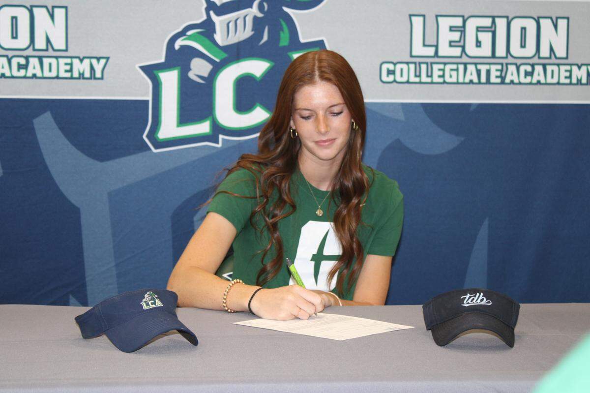 Rayna Blackwell signs her NLI to play for the Charlotte 49er softball team.
