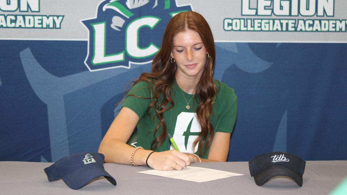 Rayna Blackwell signs her NLI to play for the Charlotte 49er softball team.