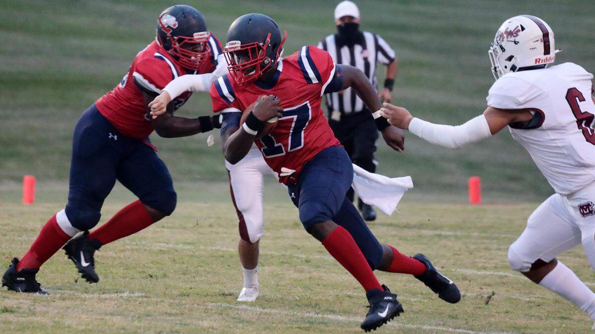 Herald file (2020): Zan Dunham carries the ball as the Chester Cyclones take on the Mid-Carolina Rebels in Chester on the 2020 season’s opening game.