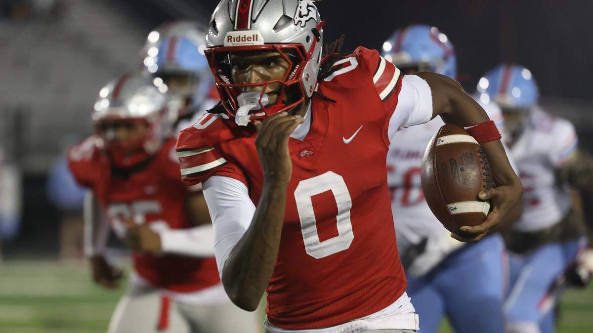 South Pointe’s J’Zavien Currence carries the ball against A.C. Flora in the SCHSL playoffs on Nov. 21, 2025.