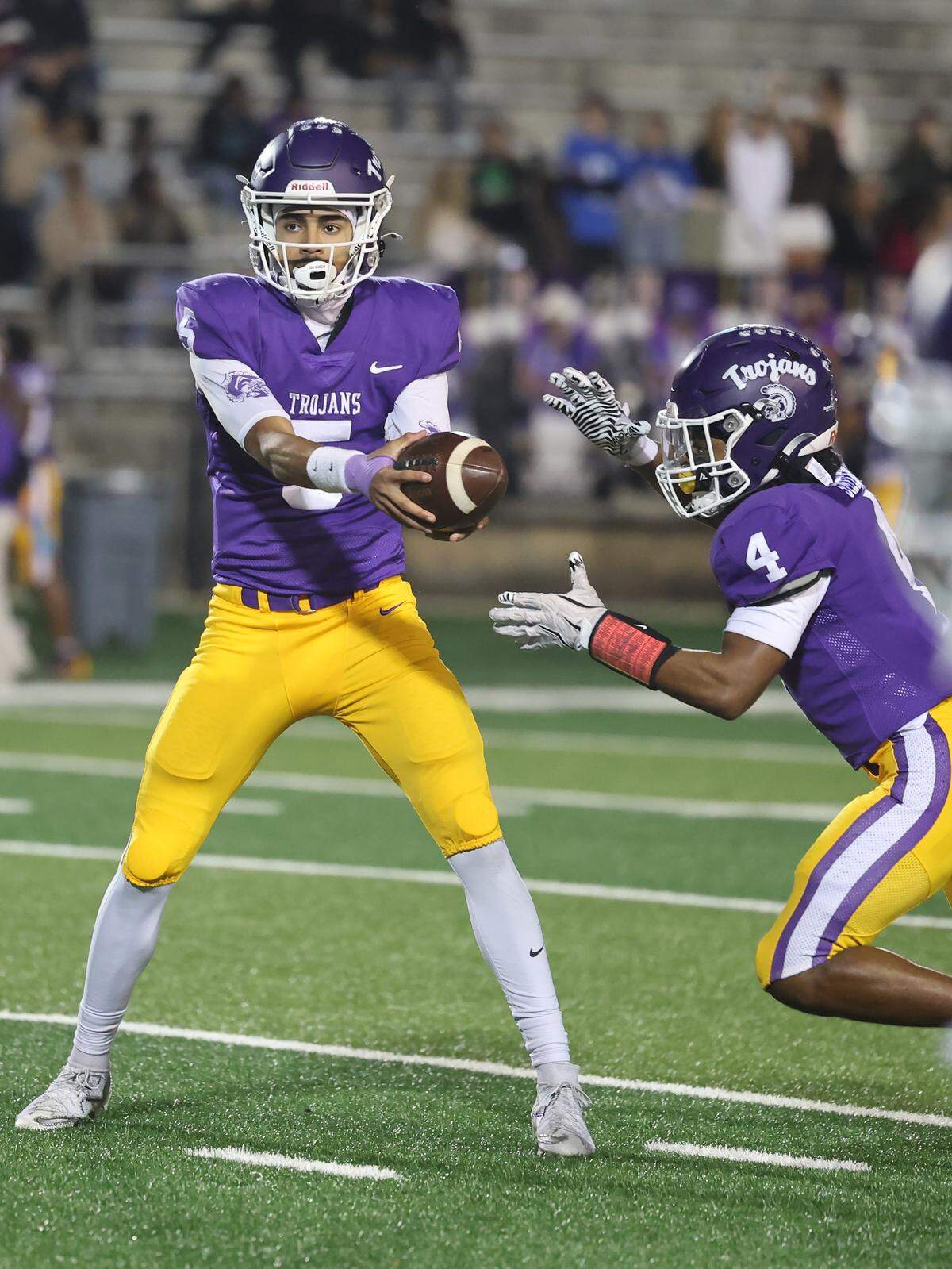 Northwestern's Xavier Means hands off the ball to Nigel Smith on Friday, Oct. 31, 2025, in Rock Hill.