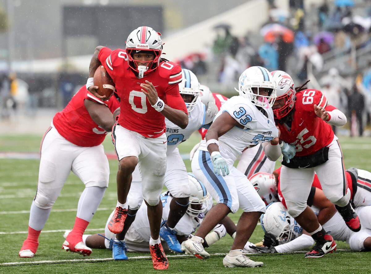 South Pointe's J'zavien Currence carries the ball Saturday at the SC High School League Class 4A football championship in Orangeburg.