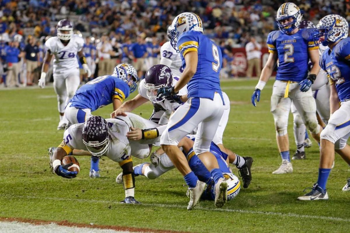 Northwestern’s Jerry Howard crosses into the endzone for another Trojan touchdown.