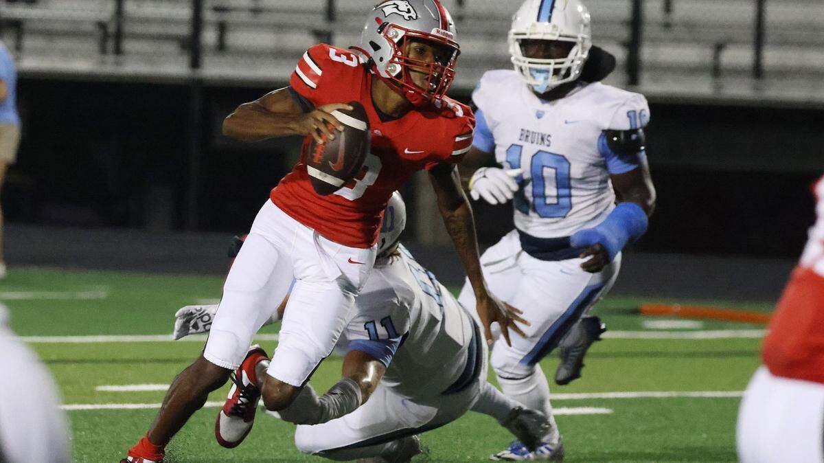 South Pointe’s Malachi Marshall (3) runs past South Florence’s Noah Moore (11) and Terry Gordon (10) in Rock Hill, S.C.