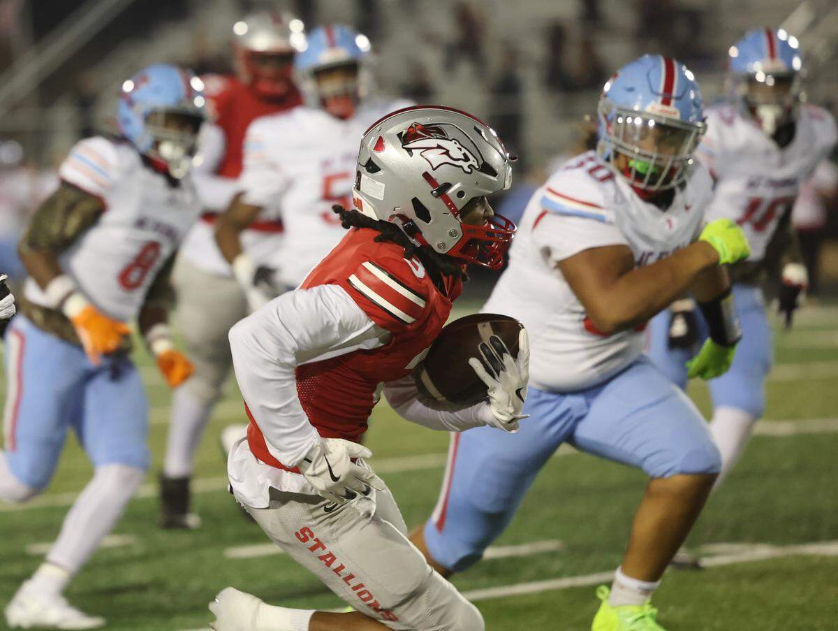 South Pointe High School's Kadin Vassel carries the ball Friday, Nov. 21, 2025 in Rock Hill, S.C.