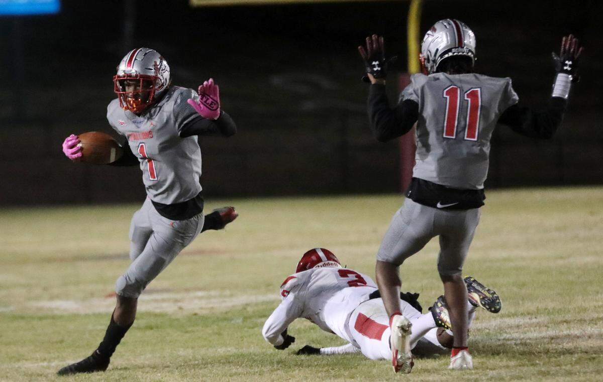 South Pointe’s Waymond Jenerette anticipates Greenville defense in the Upper State championship game Friday, Nov. 26, 2021.