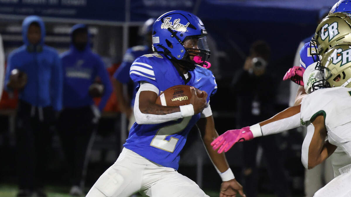 Indian Land’s Sequel Patterson (2) carries the ball on Friday, Oct. 11, 2024 in Indian Land, S.C.