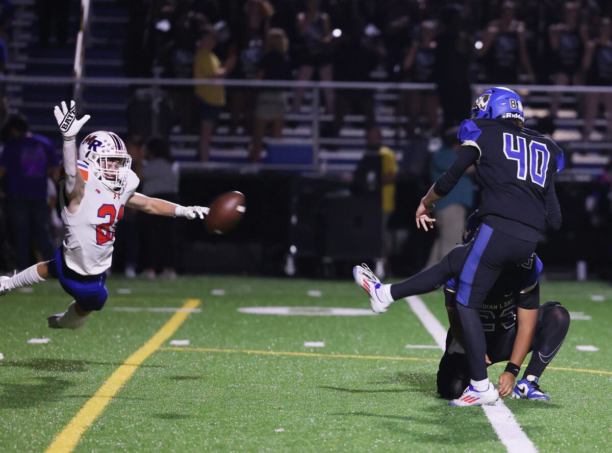 Marvin Ridge’s Ryan Speicher tries to block the ball kicked by Damian Hernandez (40).