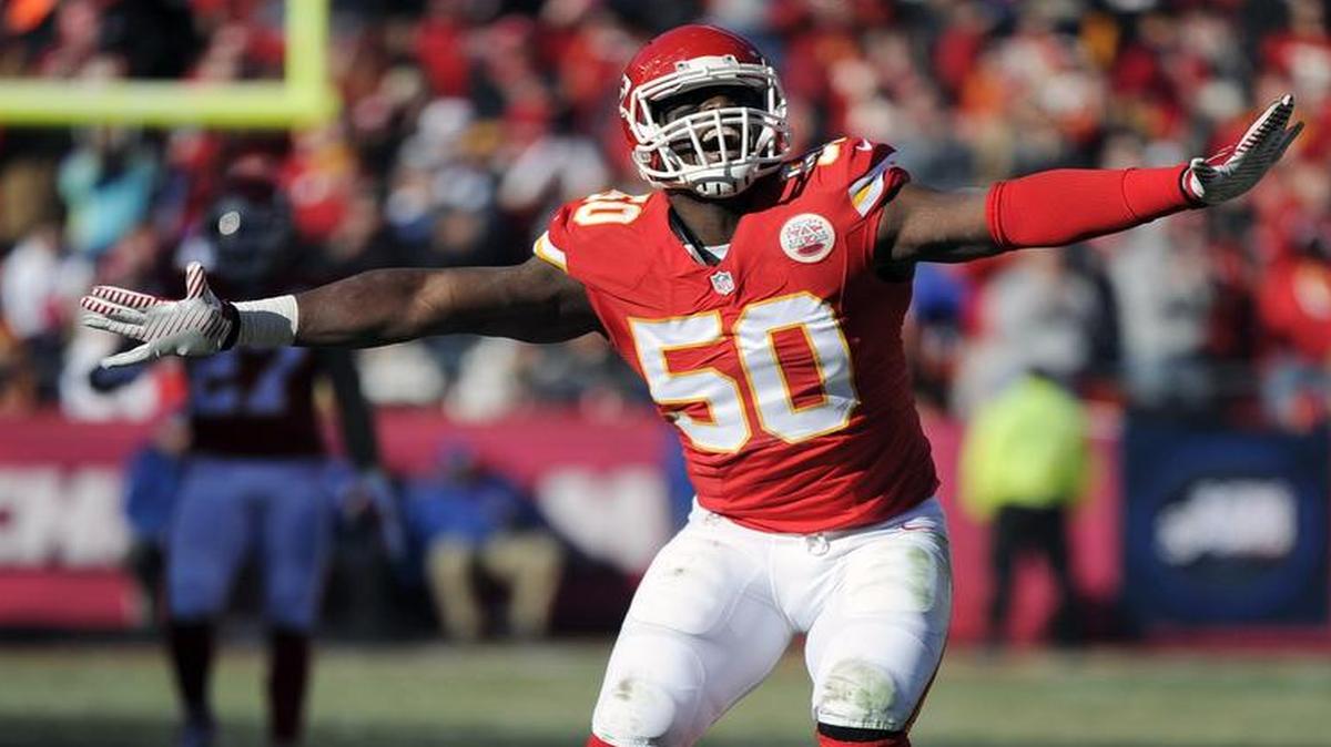 
Kansas City Chiefs outside linebacker Justin Houston (50) signed a six-year deal worth $101 million on Wednesday. That deal is unlikely to affect Panthers middle linebacker Luke Kuechly, but Kuechly should set the standard for middle linebackers when he signs. 
