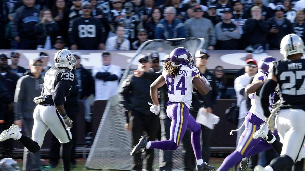 Minnesota Vikings wide receiver Cordarrelle Patterson (84) returns a kickoff for a touchdown against the Oakland Raiders during the first half of an NFL football game in Oakland, Calif., Sunday, Nov. 15, 2015.