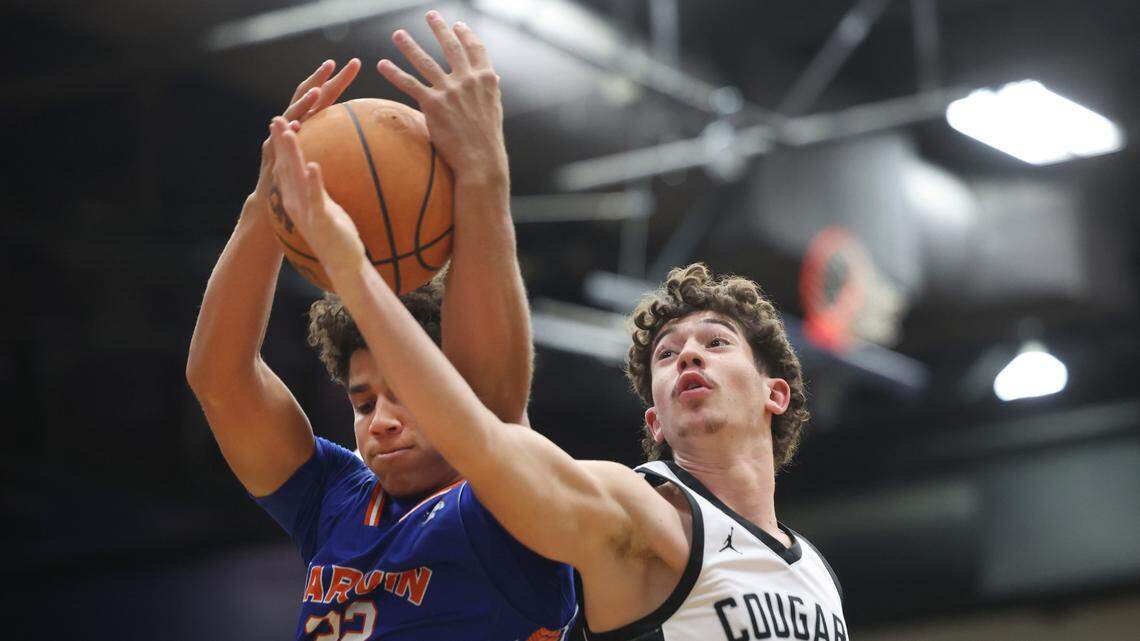 Marvin Ridge basketball blows past York at the Showdown at the Border