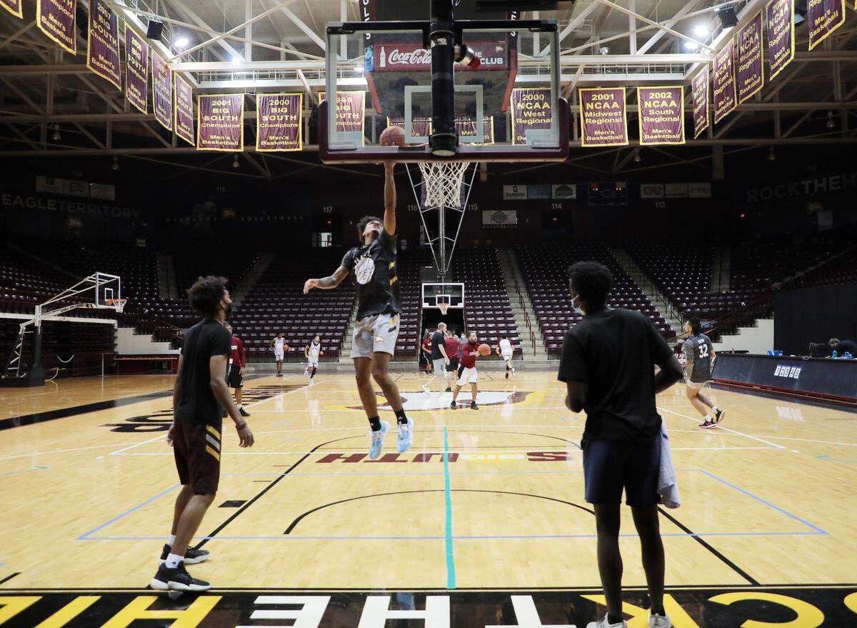 The Winthrop Universtiy men’s basketball team practices Thursday at the Winthrop Coliseum.