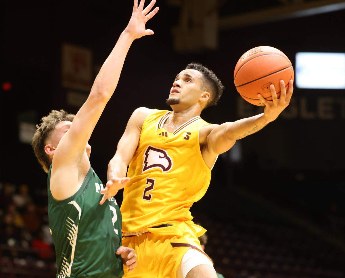 Winthrop’s Ryan Jolly puts up the shot against Piedmont’s Griffin Neville Monday, Nov. 2, 2024 in Rock Hill, S.C.