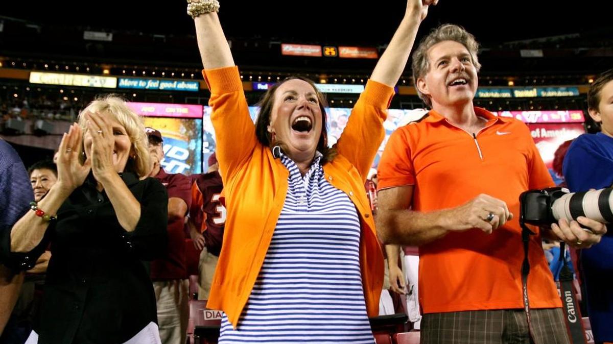 A loud, boisterous crowd is an example of an external distraction. Some coaches have their players practice in long conditions to help them over the distraction.
