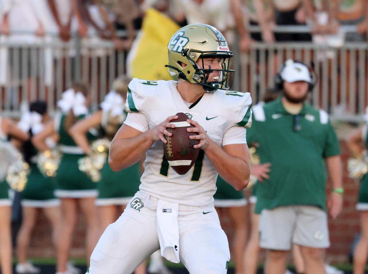 Catawba Ridge’s Andrew Turner looks for an opening Friday, Sept. 1, 2023 in Fort Mill, S.C.