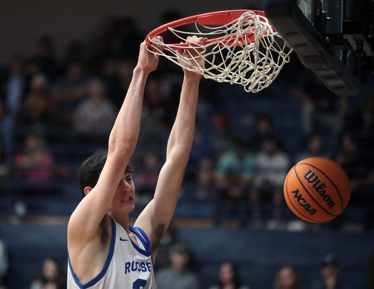 Clover’s Lawrence Bartee dunks the ball.