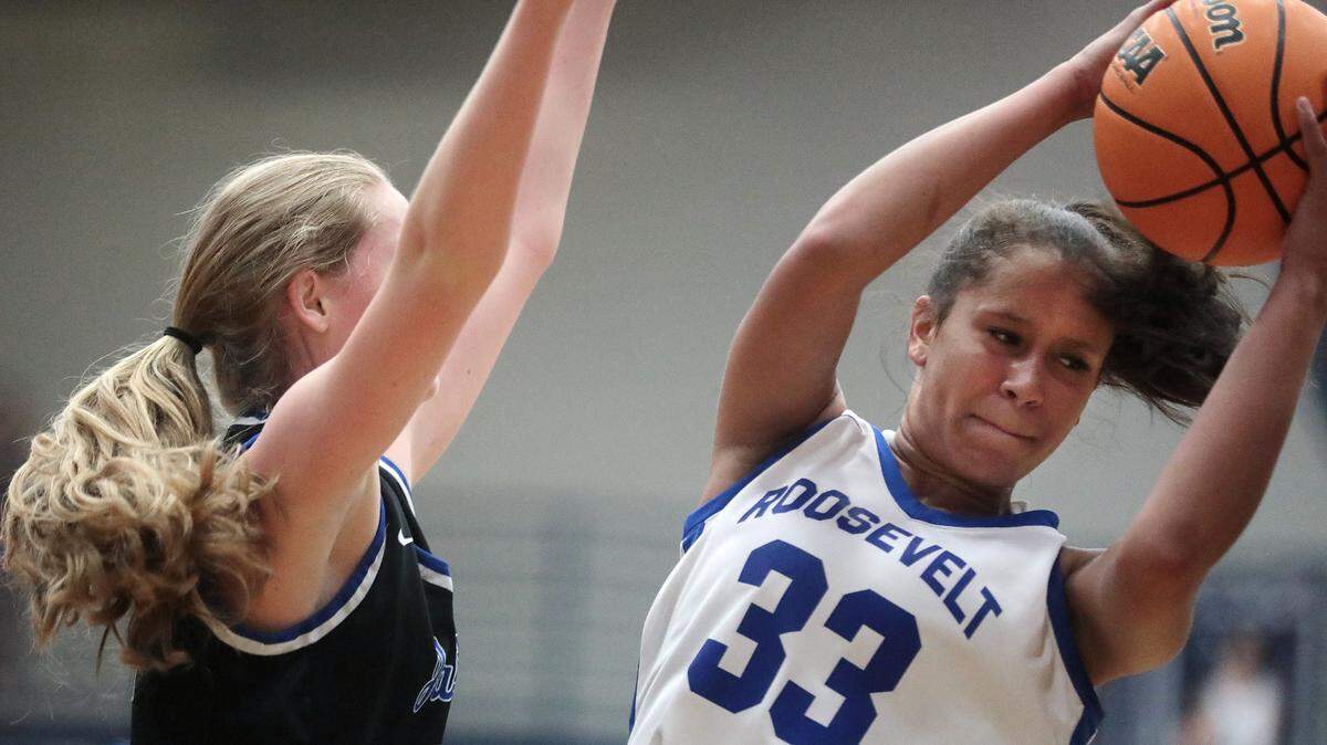 Fort Mill’s Sienna Lydon, left, tries to block Clover’s Teagan Bertwell.