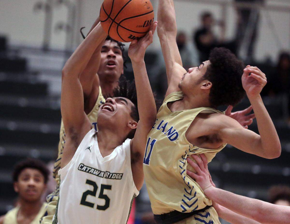 Catawba Ridge’s Owen Elliott (25), Malakai Veres (11) and Jareece Breedan fight for the ball.