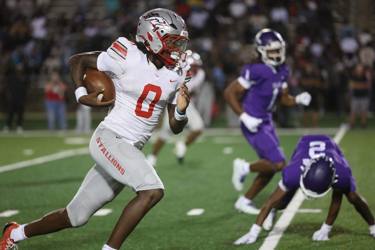 South Pointe's J'zavien Currence carries the ball at the Northwestern-South Pointe game on Sept. 12, in Rock HIll.
